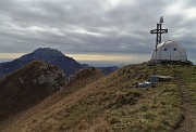 04 In vetta al Due Mani (1656 m) con vista in Resegone
